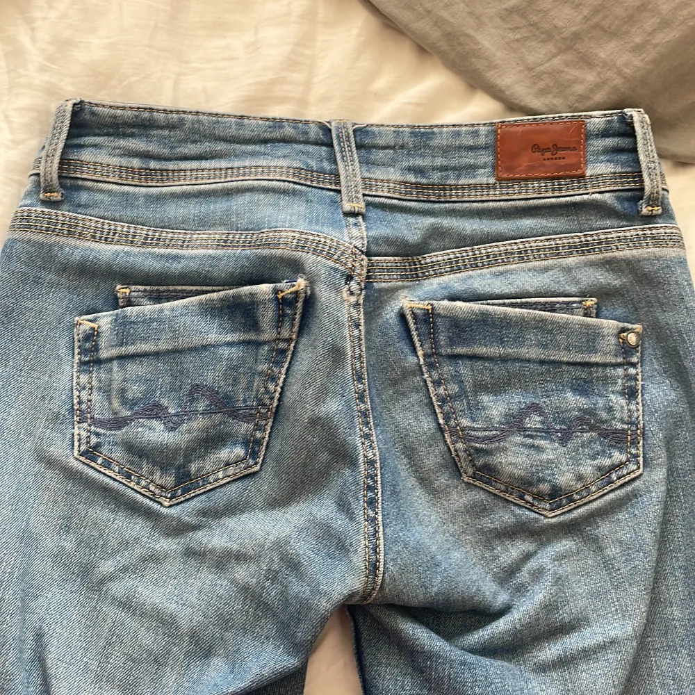 Lågmidjade pepe jeans i färgen blå använda men i bra skick skulle jag säga. Orginal pris är runt 1000kr men säljer de billigare då de är använda . Jeans & Byxor.