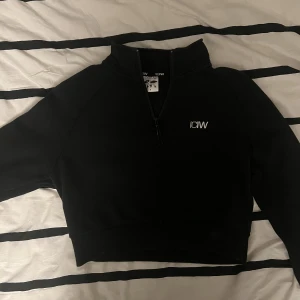 ICIW tröja - Superskön och fin tröja från ICIW som är lite liten för mig och därför endast använts runt 2 gånger! Storlek M men croppad, passar kanske XS om det önskas lite mer oversize modell!😍😍