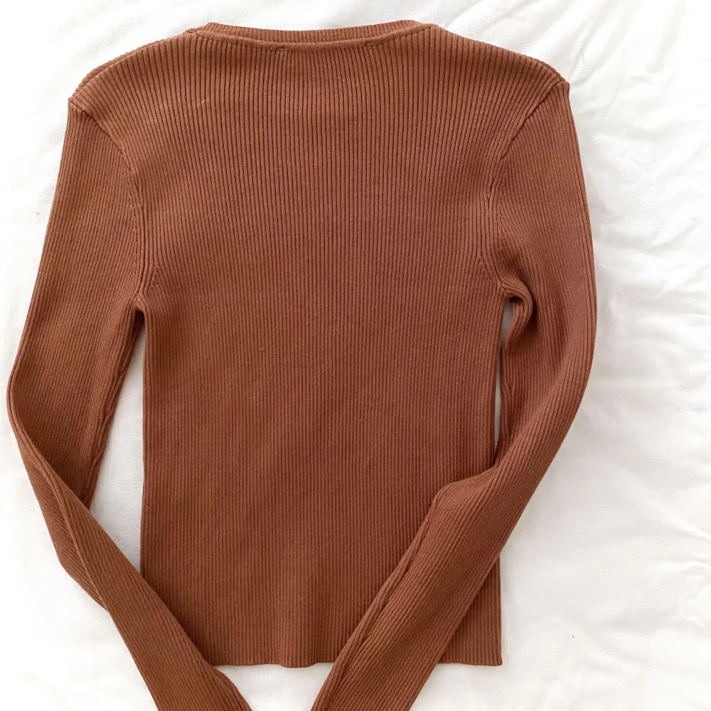 Superfin tröja från Zara i den en perfekta bruna färgen.  Endast använts en gång och säljs pga jag har andra liknande plagg.  Storlek M men passar bra på mig som är en S.. Tröjor & Koftor.