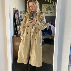 TRENCHCOAT - klassisk trenchcoat från H&M. köpt för något år sedan men har tyvärr inte fått större användning för den. storleken är XS och passar super på mig som är 160cm, men passar nog utmärkt på kortare eller längre! köparen står för frakten! 
