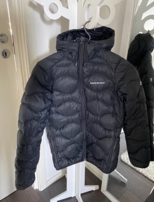 Peak performance helium down jacket! - Peak performance helium lättviktsdunjacka i fint skick! Inga defekter som hål eller liknande!   Storlek s dam Nypris 2800kr