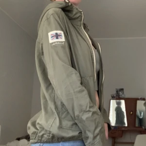 Grön vårjacka  - Täckjacka från bondelid i militärgrön färg. Storlek S. Frakt tillkommer 