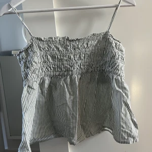 Volangtopp - Super fin volang topp som är köpt i USA från american eagle i strl M men passar mig som vanligtvis brukar ha xs/s🙌 använd ca 2 gånger så det är som ny!