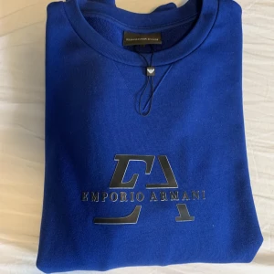 Emporio Armani hoodie - Säljer min hoodie i storlek M då den inte är min stil, köptes förra året för ca 1500 men knappt använd och helt nyskick