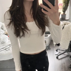 Vit långärmad ribbad tröja med spets - Helt ny långärmad ribbad tröja med spetsdetlaj Säljer för 99 kr + frakt