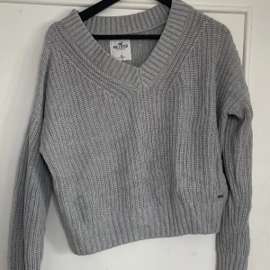 Stickad tröja  - Stickad tröja från Hollister. Så fin men kommer tyvärr inte till användning💗 Storlek M men passar lika bra till en S💗 