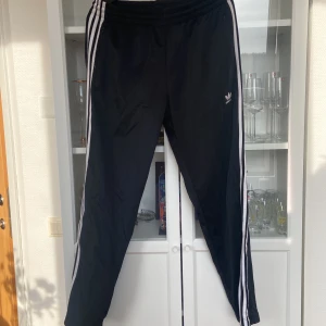 Adidas träningsbyxor  - Adidas träningsbyxor i storlek L. Bra skick.