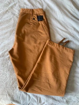 Stone Island chinos - Säljer ett par Stone Island chinos i nyskick. Köpta på NK för 3799 kr. Kvitto och alla tags finns kvar. Säljer för att de är lite för korta på mig.