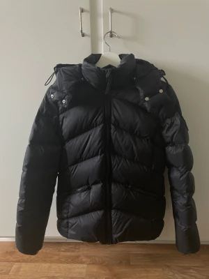 Dunjacka Gant - Använd svart dunjacka i väldigt gott skick. Kortare modell från Gant.
