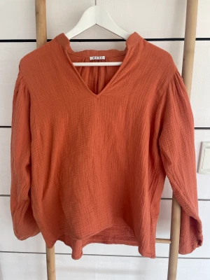 Strukturerad blus  - Snygg strukturerad orange blus från Wera. 