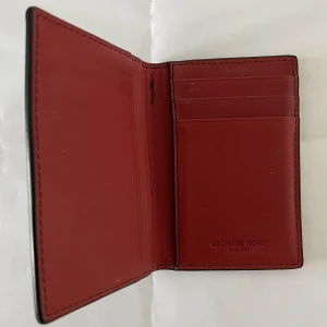 Michael Korse plånbok - Äkta Michael korse plånbok, köpt för 1099kr. Använd en del så tänker inte något jättepris, inga skador på den, endast små märken efter betal kort. 