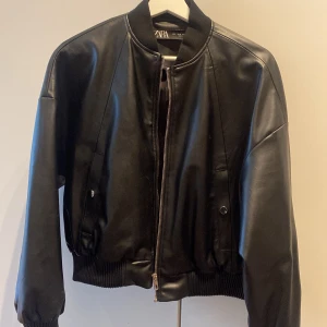 Skinnjacka zara - Säljer denna populära skinnjacka från zara i en bomberjacka modell då den inte riktigt är min stil längre, köptes förra året och är inte använd så mkt 