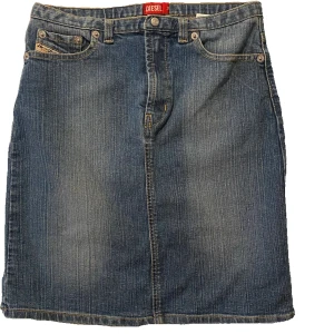 Diesel Kjol  - Väldigt fin kjol nu till våren, med slits i bak som en extra detalj! Lätt att styla med olika tröjor och accessoarer🙌💗 Midjemått 64cm Längd: 43cm 