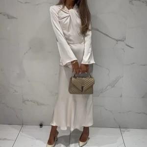 Siden klänning zara Sökes! - Söker denna vita siden klänning ifrån Zara i storlek Xs. Hör gärna av dig om du har den:)