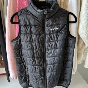Everest väst  - Fint skick! Barn storlek 146/152. Frakt tillkommer.