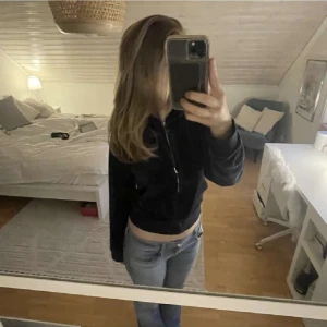 Juicy tröja - fint skick. Pris kan diskuteras. Storlek L men passar S lika bra. färgen night sky. 