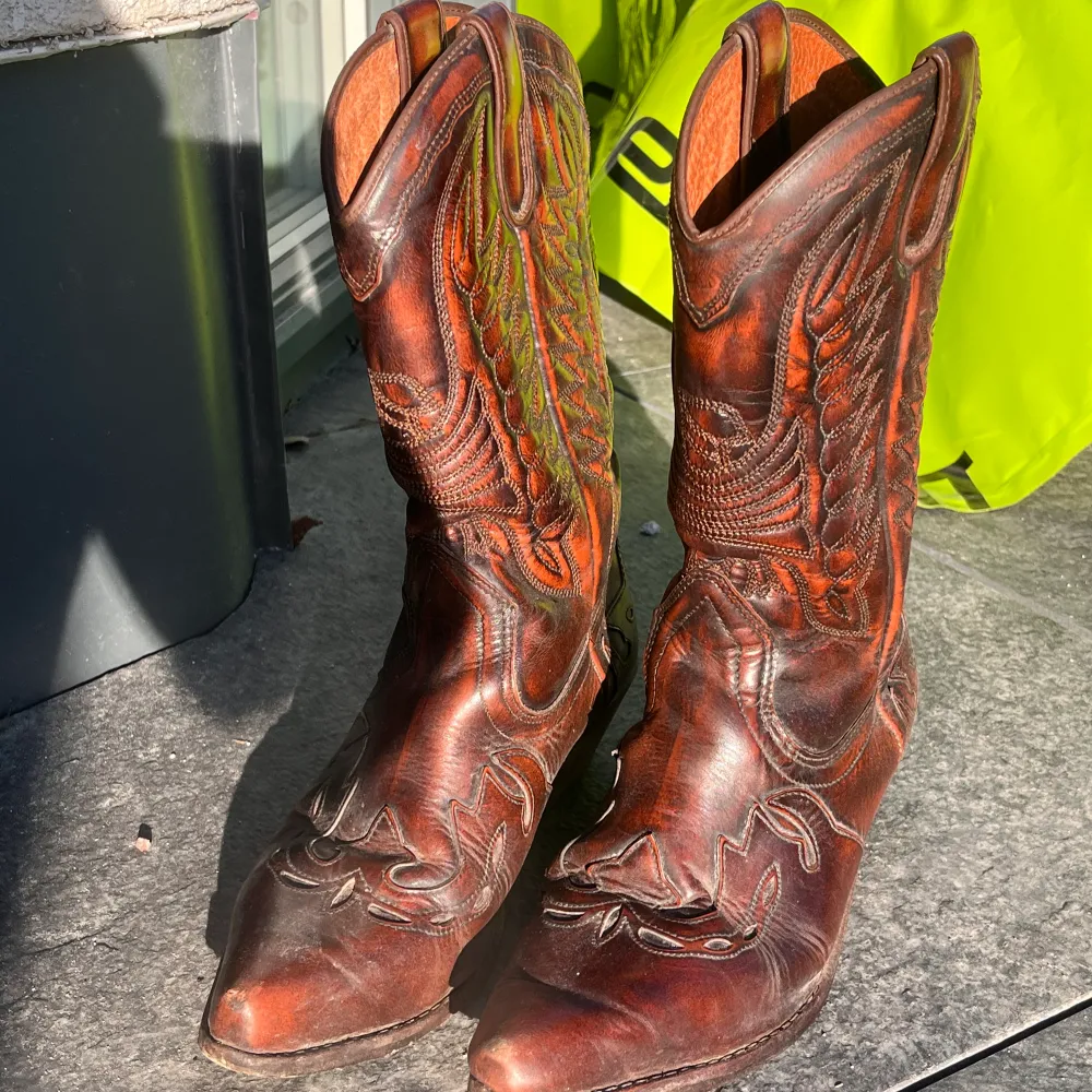 Balla cowboy boots i storlek 39☺️ Använda ett fåtal gånger men de är vi  köpte begagnade redan så det finns lite slitage här och där, men ingenting märkvärdigt eller stort! Frakten kan variera, vet exakt efter jag paketerat det!. Skor.
