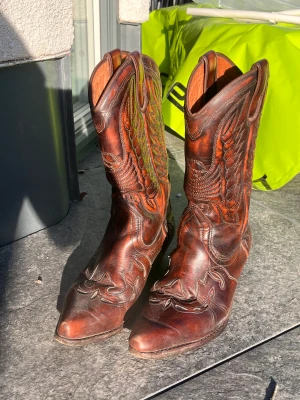 Snygg cowboy boots - Balla cowboy boots i storlek 39☺️ Använda ett fåtal gånger men de är vi  köpte begagnade redan så det finns lite slitage här och där, men ingenting märkvärdigt eller stort! Frakten kan variera, vet exakt efter jag paketerat det!