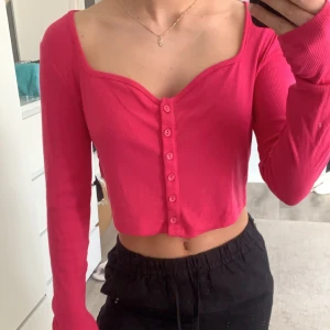 Rosa topp - Säljer denna då den inte kommer till användning då jag har en annan topp som är likande. Helt oanvänd. Använd KÖP NU 