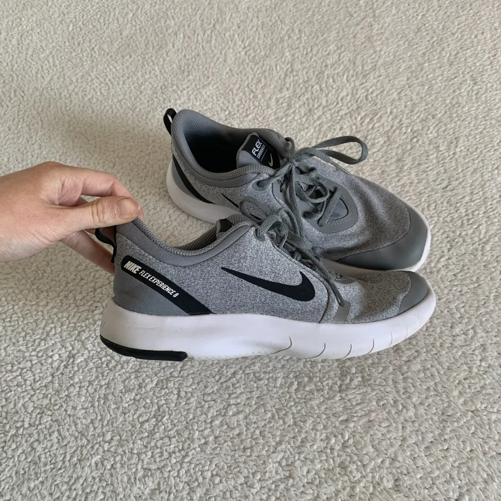 Snygga gråa sneakers från Nike, modell flex experience. 🌻 Perfekta skon till våren 🌻 Sparsamt använda, i fint skick. Storlek 38,5.. Skor.