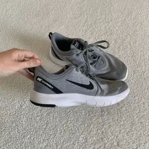 Snygga gråa sneakers från Nike, modell flex experience. 🌻 Perfekta skon till våren 🌻 Sparsamt använda, i fint skick. Storlek 38,5.