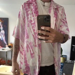 Tie dye mönstrad skjorta - Vit rosa skjorta i väldigt tunnt material