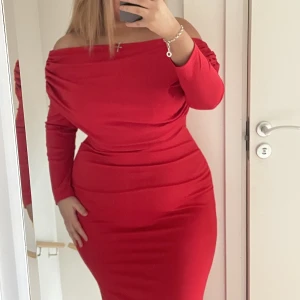 Aftonklänning  - Jätte fin aftonklänning. Den är endast använd vid 1 tillfälle och är köpt för 699kr. Pris kan diskuteras vid snabb affär. Storlek M men passar även L