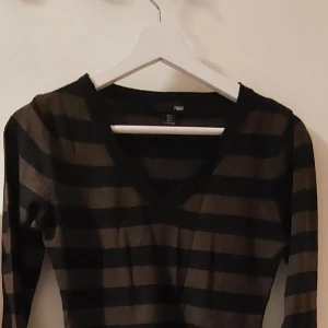 Långärmad brun svart randig tröja - V-neck, långärmad randig tröja. Köpt secondhand men bra skick. 