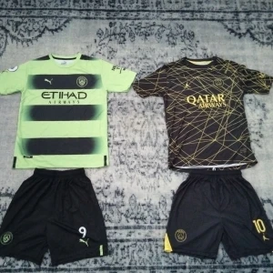 PSG och Manshester City fotbollstror. Och byxorna - PSG och Manshester City fotbollstror. Är oanvända. Väldigt bra skick. Och byxorna.