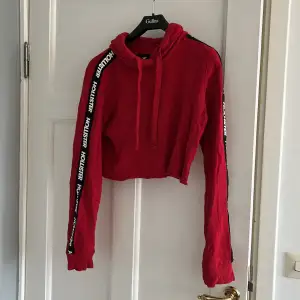 Snygg cropped hoodie från hollister💕 jättefint skick trots att den är använd💕 går att köpa matchande byxor 