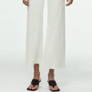 Zara jeans  - Vita marine straight jeans från zara, aldrig använda💗