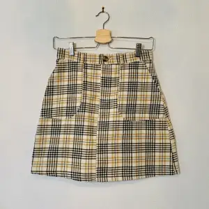 Trendig och väldigt fin rutig kjol! Bara testad någon gång men aldrig använd. Den har två rätt rymliga fram fickor Från Monki storlek 34❤️