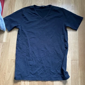Solid black t-shirt - Good condition 