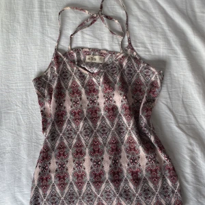 Linne - Superfint somrigt linne som tyvärr är för litet för mig. Tunt material, jättebra skick💕