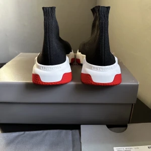 Balenciaga skor  - Ett par snygga balenciaga skor som nu inte kommer till användning. Endast använda under förra sommaren, storlek 39 och i mycket bra skick. Fick de i present så tyvärr inget kvitto men box medföljer såklart! Nypris ca 9000kr