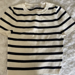 Randig T-Shirt - Randig Zara T-shirt, köpt i somras för 199 kr. Använd ca fyra gånger så jättefint skick! 🥰