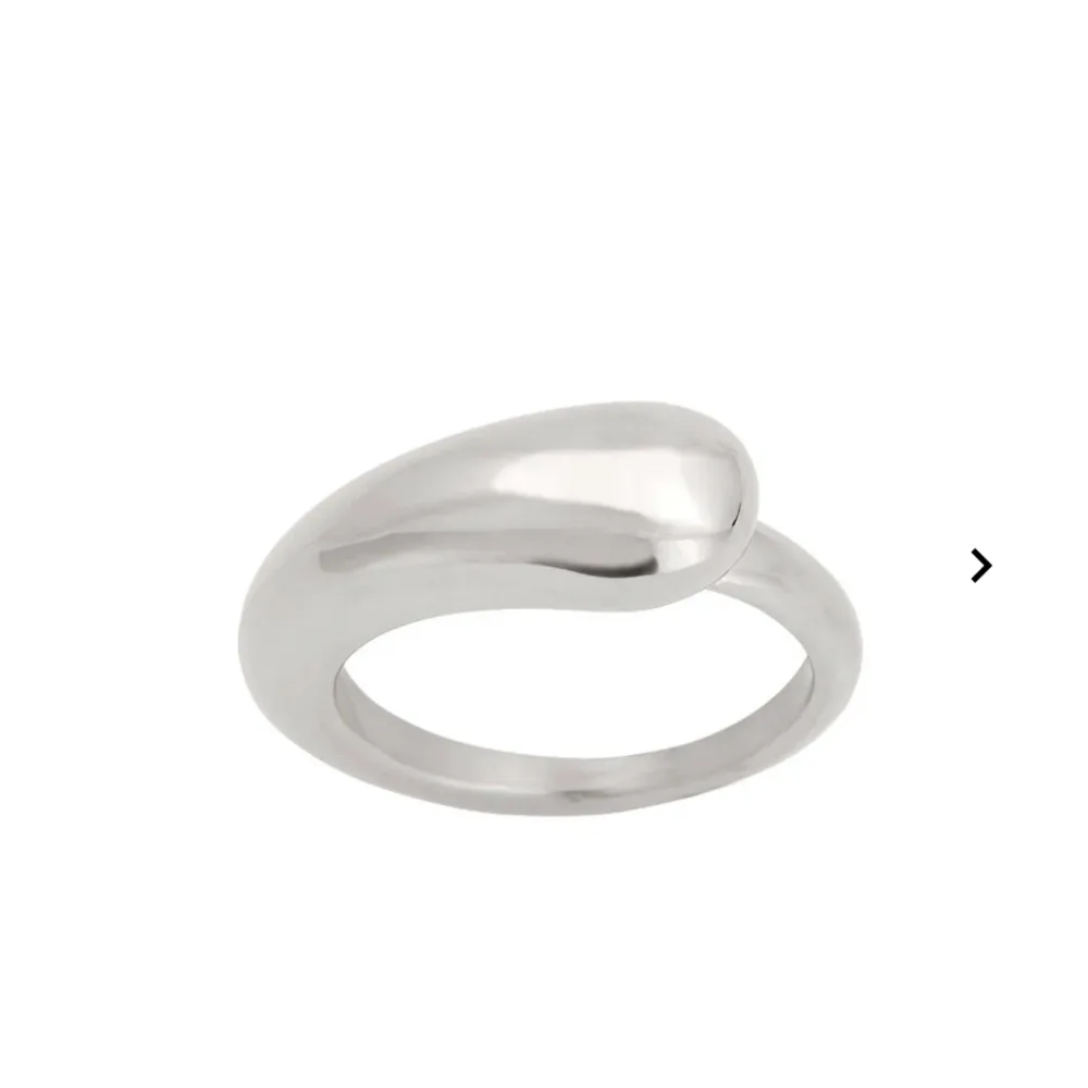 Silver ring från edblad ”Paisley ring steel” är namnet. Säljer då jag inte använder silver smycken längre, bra skick då jag inte användt den mycket. Orginalpris 399kr. Kom privat för mer info eller frågor🙌🏼. Accessoarer.