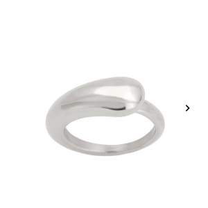 Silver ring från edblad ”Paisley ring steel” är namnet. Säljer då jag inte använder silver smycken längre, bra skick då jag inte användt den mycket. Orginalpris 399kr. Kom privat för mer info eller frågor🙌🏼