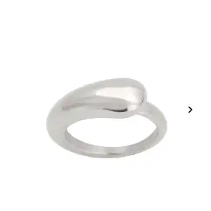 Silver ring från edblad ”Paisley ring steel” är namnet. Säljer då jag inte använder silver smycken längre, bra skick då jag inte användt den mycket. Orginalpris 399kr. Kom privat för mer info eller frågor🙌🏼