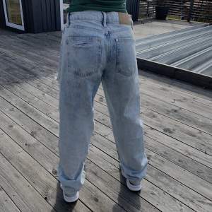 Ett par skit snygga ljusa ripped jeans. 