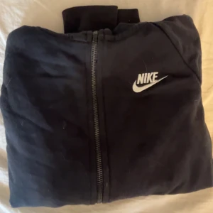 nike tröja - nike tröja i strl Xs, säljer pga använder inte, så gott som nyskick. kom privat för fler bilder eller frågor ❤️