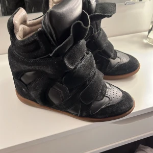 Isabel Marant skor  - Svarta isabel marant skor!!🙏🏼🙏🏼storlek 36 men passar mig som annars bär 37/38