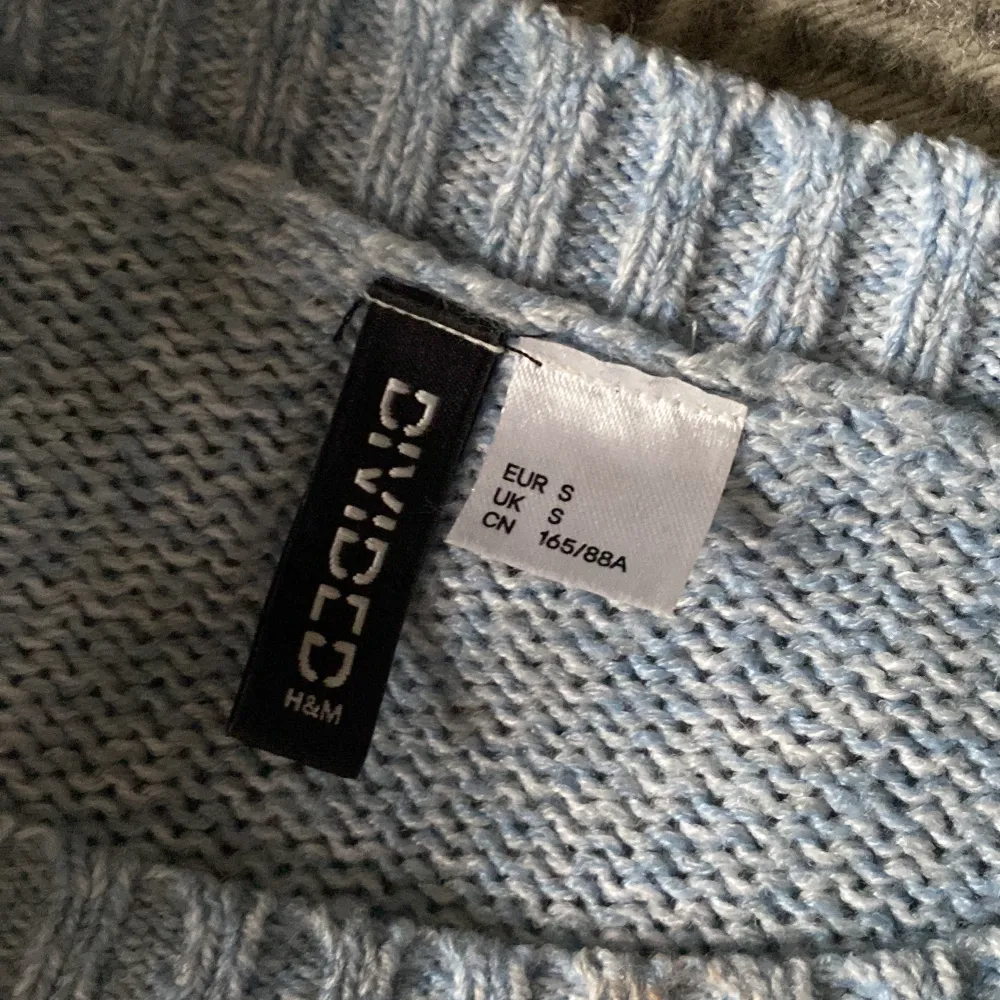 Säljer min jättesköna blå stickad tröja i gott skick, då den inte kommer till användning🥰 Den är i storlek S från H&M men passar mig som bär storlek M💕💕 Tveka inte för att ställa frågor☺️. Stickat.
