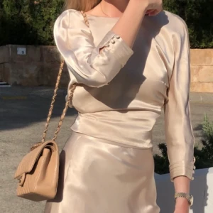 Zara blus  - Säljer denna vackra blus från zara i beige silke. Superfin kvalite och endast använd ett fåtal gånger. Kan även säljas tillsammans med kjol som sett. Storlek Xs