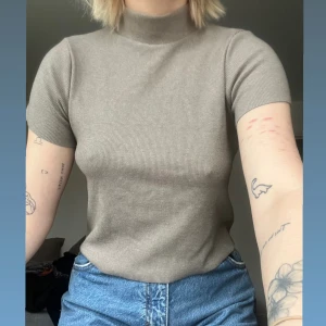 turtleneck t-shirt - grå/grön vintage mysig turtleneck t-shirt som jag aldrig använt då färgen inte riktigt passar mig.  Skriv för mer info (bilder/mått osv) 🫶🏼