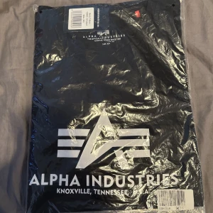Helt ny Alpha Industries t-shirt - Helt ny Alpha Insustries t-shirt. Kvar i plasten. 