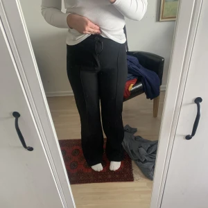 Kostymbyxor zara - Säljer dessa kostymbyxor från zara som ni ser inte passar längre;( har pressveck så hänger så snyggt på skorna sen😍 är 168,5 som referens 