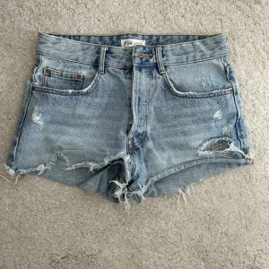 Jeansshorts  - Jättesnygga jeansshorts från zara som jag inte längre använder. De är i storlek 36 men skulle säga att de är hyfsat stora i storleken och skulle även passa storlek 38. Midjan är medelhög och går inte ända upp till naveln💕😌
