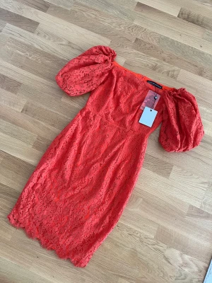 Off shoulder klänning med puffärm - Oanvänd Storlek 36