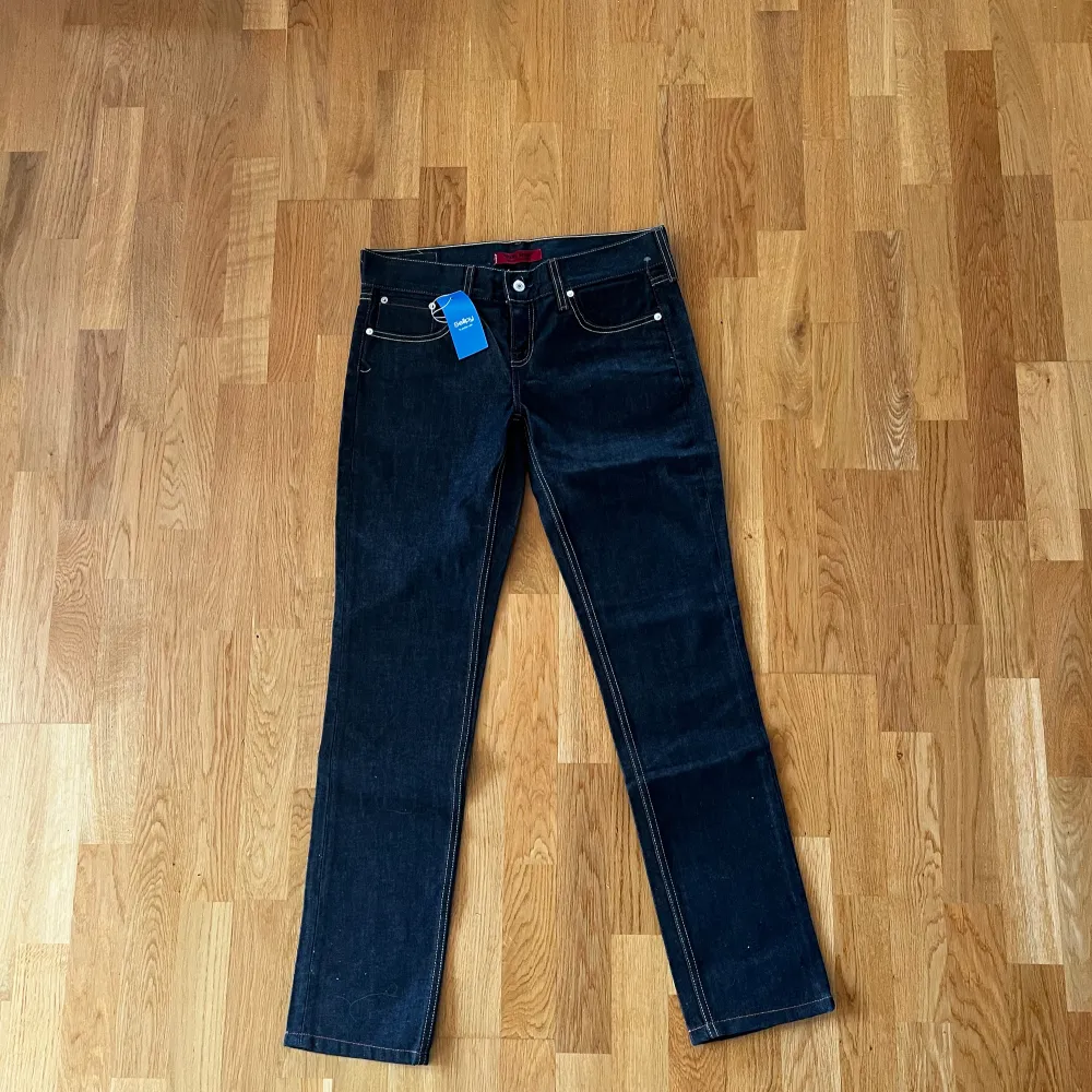 Köpte dessa as snygga Levis jeans på Sellpy i nyskick. Men tyvärr var de för stora i midjan för mig. De är i storlek 30 och jag har normalt vis 34 i t.e.x zara jeans❤️❤️ De är ganska raka i modellen och långa ( ner till marken för mig som är 162 ).❤️❤️. Jeans & Byxor.